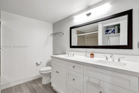 Купить кондоминиум в Халландейл-Бич, Флорида 3 спальни, 132.85м2, № 1983773 - фото 17