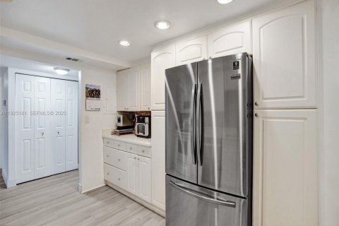 Купить кондоминиум в Халландейл-Бич, Флорида 3 спальни, 132.85м2, № 1983773 - фото 10