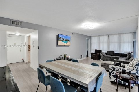 Купить кондоминиум в Халландейл-Бич, Флорида 3 спальни, 132.85м2, № 1983773 - фото 4