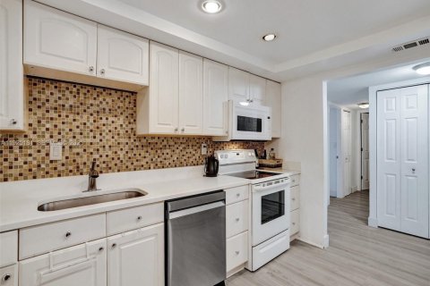 Купить кондоминиум в Халландейл-Бич, Флорида 3 спальни, 132.85м2, № 1983773 - фото 9