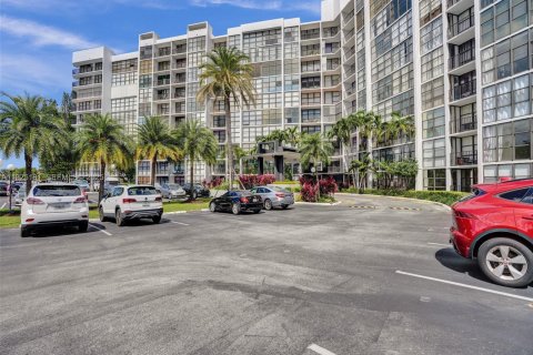 Купить кондоминиум в Халландейл-Бич, Флорида 3 спальни, 132.85м2, № 1983773 - фото 2
