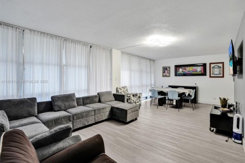 Купить кондоминиум в Халландейл-Бич, Флорида 3 спальни, 132.85м2, № 1983773 - фото 5