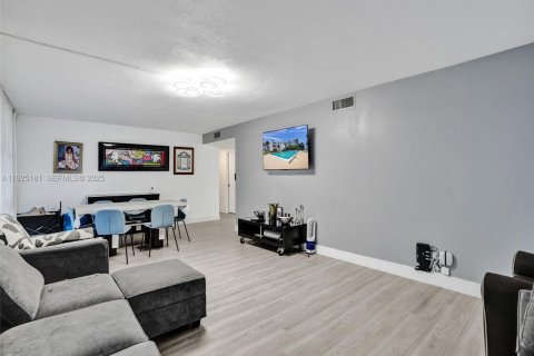 Купить кондоминиум в Халландейл-Бич, Флорида 3 спальни, 132.85м2, № 1983773 - фото 6