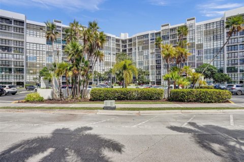 Купить кондоминиум в Халландейл-Бич, Флорида 3 спальни, 132.85м2, № 1983773 - фото 1