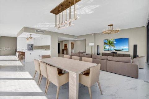 Condominio en alquiler en Miami, Florida, 4 dormitorios, 354.14 m2 № 2049639 - foto 9
