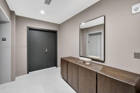 Condominio en alquiler en Miami, Florida, 4 dormitorios, 354.14 m2 № 2049639 - foto 18