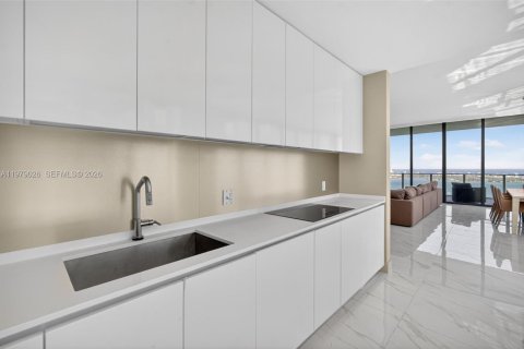 Condominio en alquiler en Miami, Florida, 4 dormitorios, 354.14 m2 № 2049639 - foto 16