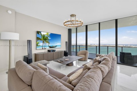 Condominio en alquiler en Miami, Florida, 4 dormitorios, 354.14 m2 № 2049639 - foto 4