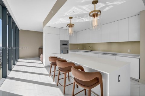 Condominio en alquiler en Miami, Florida, 4 dormitorios, 354.14 m2 № 2049639 - foto 10