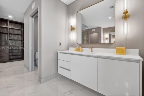 Condominio en alquiler en Miami, Florida, 4 dormitorios, 354.14 m2 № 2049639 - foto 27