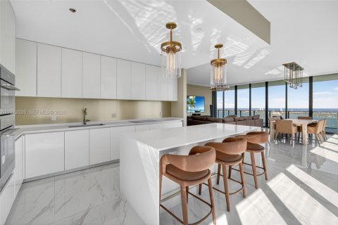 Condominio en alquiler en Miami, Florida, 4 dormitorios, 354.14 m2 № 2049639 - foto 11