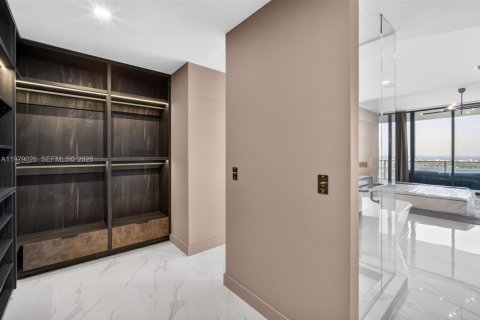 Condominio en alquiler en Miami, Florida, 4 dormitorios, 354.14 m2 № 2049639 - foto 29