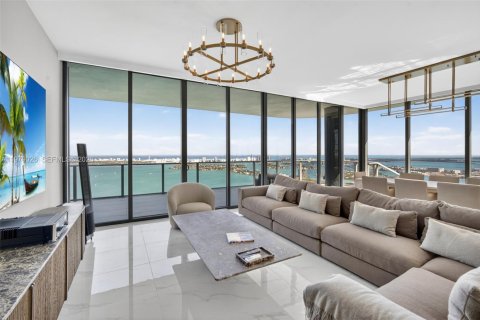 Condominio en alquiler en Miami, Florida, 4 dormitorios, 354.14 m2 № 2049639 - foto 3