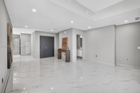Condominio en alquiler en Miami, Florida, 4 dormitorios, 354.14 m2 № 2049639 - foto 20