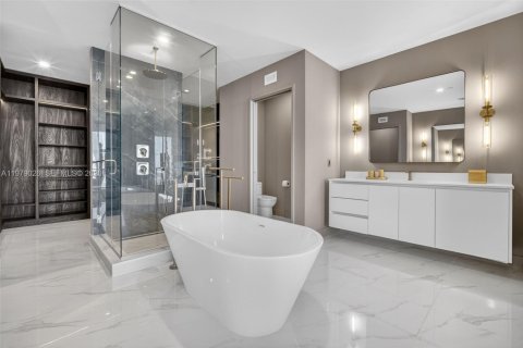 Condominio en alquiler en Miami, Florida, 4 dormitorios, 354.14 m2 № 2049639 - foto 24