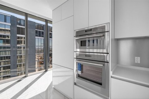 Condominio en alquiler en Miami, Florida, 4 dormitorios, 354.14 m2 № 2049639 - foto 15