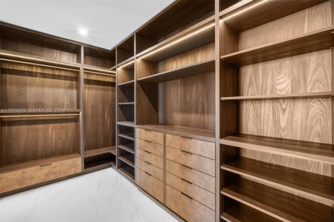 Condominio en alquiler en Miami, Florida, 4 dormitorios, 354.14 m2 № 2049639 - foto 30