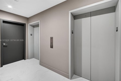 Condominio en alquiler en Miami, Florida, 4 dormitorios, 354.14 m2 № 2049639 - foto 17