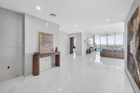 Condominio en alquiler en Miami, Florida, 4 dormitorios, 354.14 m2 № 2049639 - foto 19