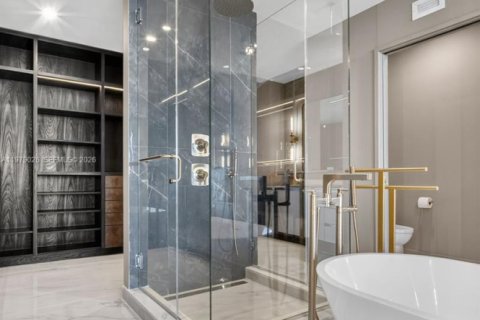 Condominio en alquiler en Miami, Florida, 4 dormitorios, 354.14 m2 № 2049639 - foto 26