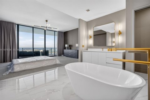 Condominio en alquiler en Miami, Florida, 4 dormitorios, 354.14 m2 № 2049639 - foto 25