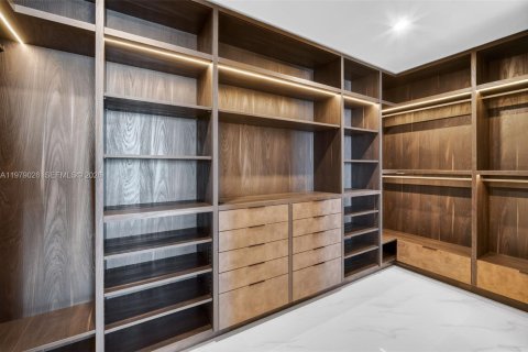 Condominio en alquiler en Miami, Florida, 4 dormitorios, 354.14 m2 № 2049639 - foto 28