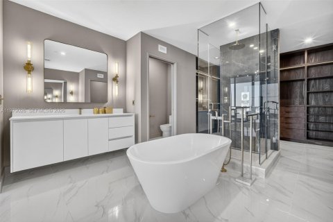 Condominio en alquiler en Miami, Florida, 4 dormitorios, 354.14 m2 № 2049639 - foto 23