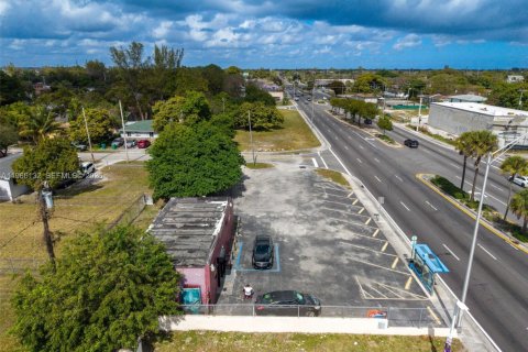 Propiedad comercial en venta en Miami, Florida № 2029632 - foto 17