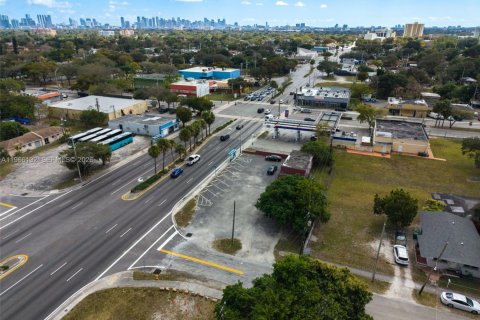 Propiedad comercial en venta en Miami, Florida № 2029632 - foto 29