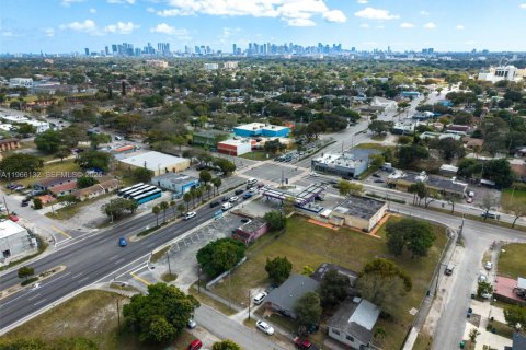 Propiedad comercial en venta en Miami, Florida № 2029632 - foto 28