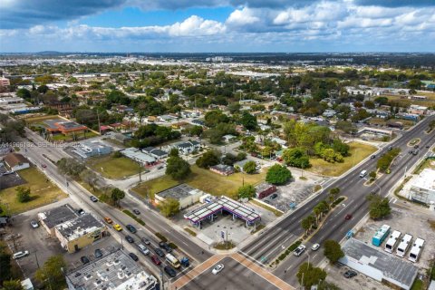 Propiedad comercial en venta en Miami, Florida № 2029632 - foto 23