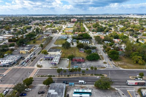 Propiedad comercial en venta en Miami, Florida № 2029632 - foto 22