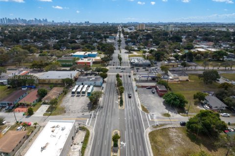 Propiedad comercial en venta en Miami, Florida № 2029632 - foto 13