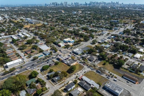 Propiedad comercial en venta en Miami, Florida № 2029632 - foto 6