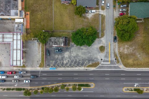 Propiedad comercial en venta en Miami, Florida № 2029632 - foto 10