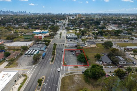 Propiedad comercial en venta en Miami, Florida № 2029632 - foto 30