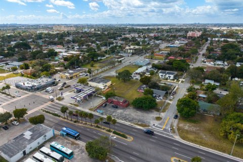 Propiedad comercial en venta en Miami, Florida № 2029632 - foto 11