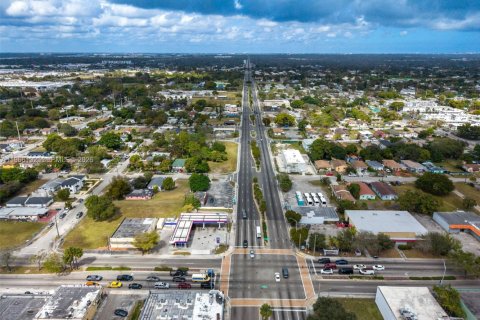 Propiedad comercial en venta en Miami, Florida № 2029632 - foto 24