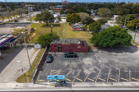 Propiedad comercial en venta en Miami, Florida № 2029632 - foto 16