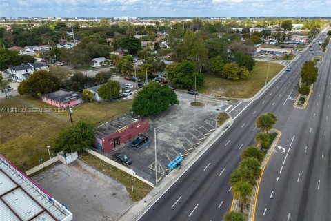 Propiedad comercial en venta en Miami, Florida № 2029632 - foto 9