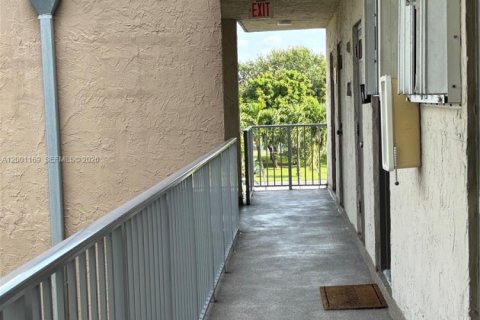 Copropriété à vendre à Miami, Floride: 2 chambres, 125.42 m2 № 2065360 - photo 11