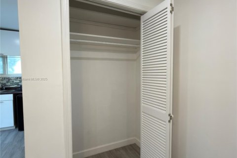 Immobilier commercial à louer à Miami, Floride: 26.2 m2 № 1969369 - photo 8