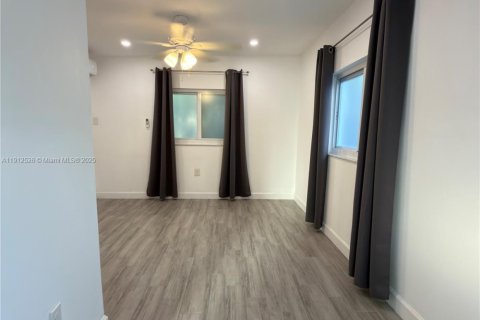 Immobilier commercial à louer à Miami, Floride: 26.2 m2 № 1969369 - photo 7