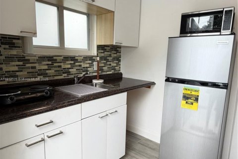 Immobilier commercial à louer à Miami, Floride: 26.2 m2 № 1969369 - photo 3