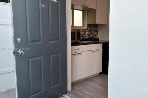 Immobilier commercial à louer à Miami, Floride: 26.2 m2 № 1969369 - photo 12