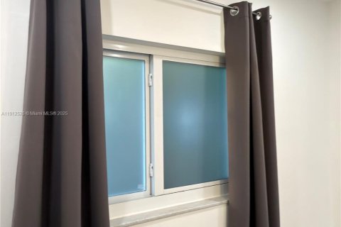 Immobilier commercial à louer à Miami, Floride: 26.2 m2 № 1969369 - photo 11