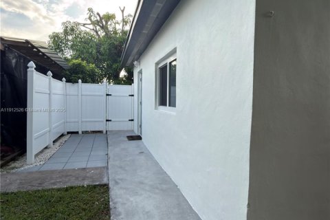Immobilier commercial à louer à Miami, Floride: 26.2 m2 № 1969369 - photo 14