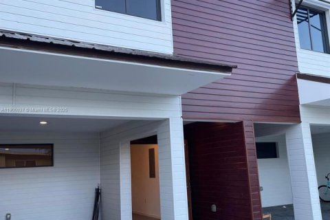 Townhouse in Florida City, Florida 3 bedrooms, 114.83 sq.m. № 1955899 - photo 1