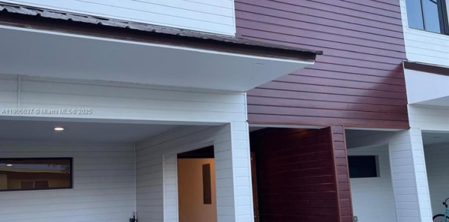 Townhouse in Florida City, Florida 3 bedrooms, 114.83 sq.m. № 1955899