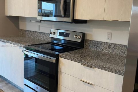 Townhouse in Florida City, Florida 3 bedrooms, 114.83 sq.m. № 1955899 - photo 2